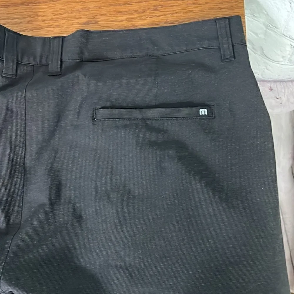 TRAVIS MATTHEW MENS GOLF SHORTS BLACK SIZE 40